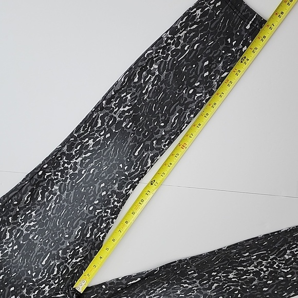 HUE Women's Ultra Soft High Waist Denim Leggings Black Leggy Leopard Size Medium - Picture 15 of 16